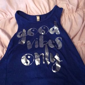 a shirt that say GOOD vibes only